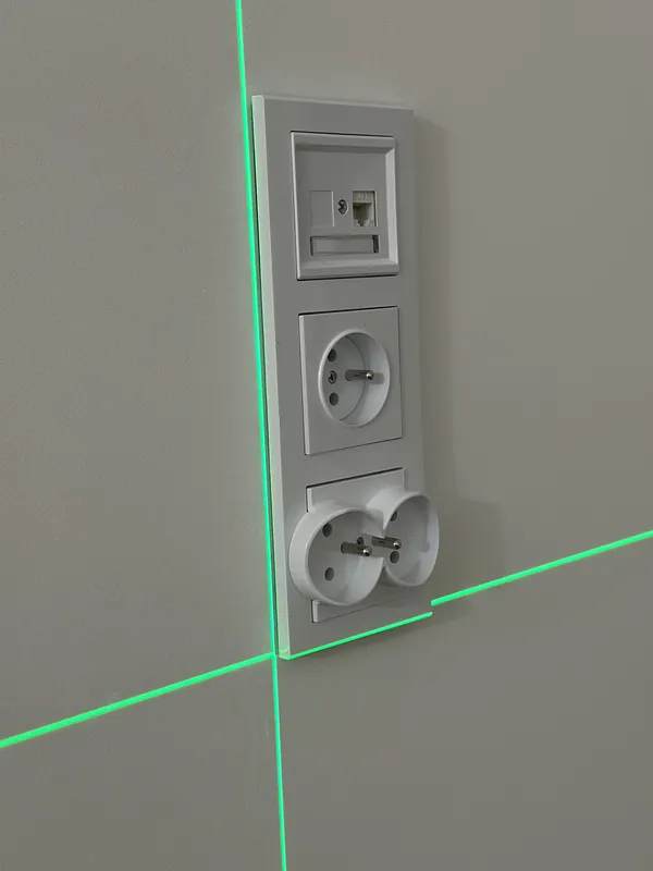 Ramka z gniazdami 230 V i gniazdem RJ45 wypoziomowana laserem