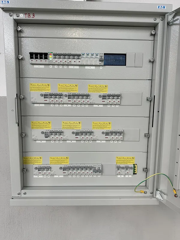 Gotowa rozdzielnica elektryczna z opisanymi obwodami